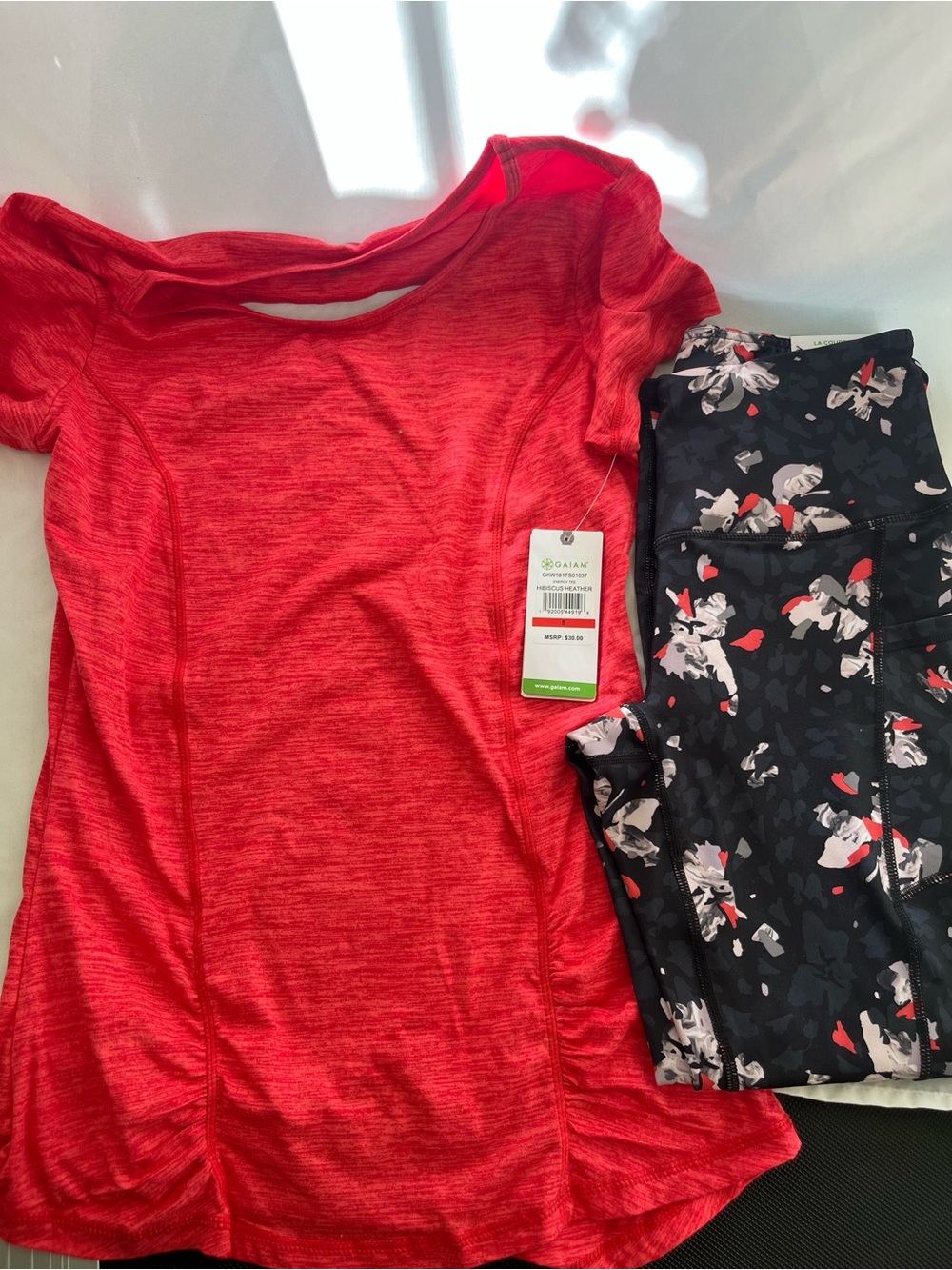 GAIAM Women’s Yoga Set capris and top - size small BNWT
